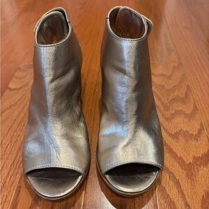 Vero Cuoio Lemare Italian Elegant Metallic Peep-Toe Ankle Chunky Heel